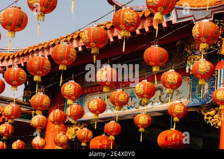 Lanterne cinesi appese in stile tempio cinese durante cinese nuovo Anno in Cina città Foto Stock