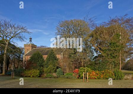 La Chiesa Parrocchiale di Edzell si trova nel parco cittadino di questa piccola cittadina scozzese ai piedi delle colline di Angus Glens, sotto un cielo blu profondo. Foto Stock