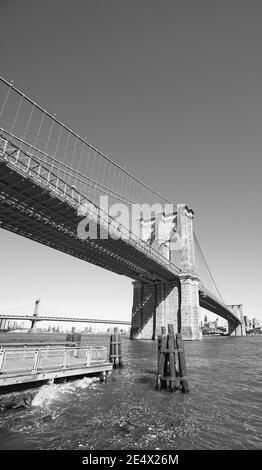 Immagine grandangolare in bianco e nero di Brooklyn Bridge, New York City, USA. Foto Stock
