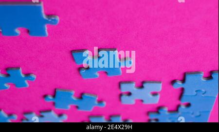 pezzi di puzzle sparsi su sfondo colorato Foto Stock