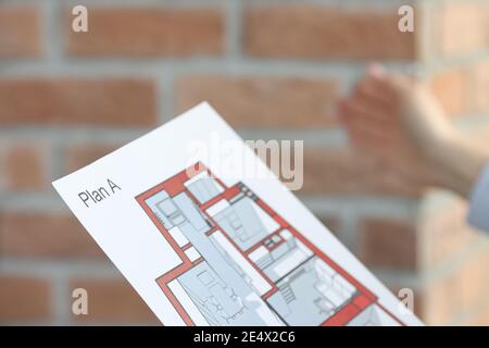 Disposizione e disegno di appartamento su carta Foto Stock