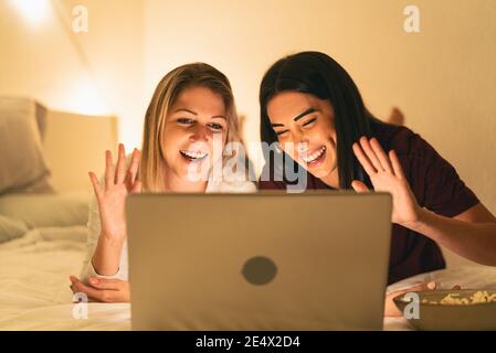 Parte del letto. Pigiama party a casa Foto stock - Alamy