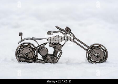 Il modello in bronzo di una moto da strada si erge su un bianco sfondo Foto Stock