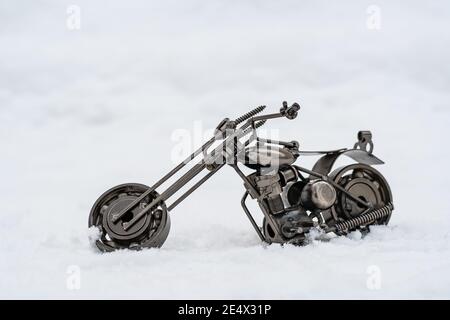 Il modello in bronzo di una moto da strada si erge su un bianco sfondo Foto Stock