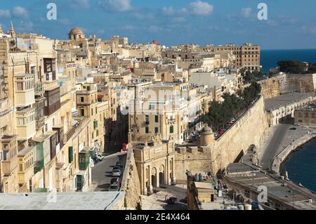 Victoria Gate e la città vecchia di la Valletta dai Giardini superiori di Barrakka, Malta Foto Stock