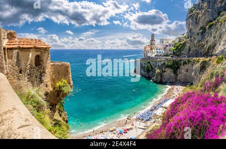 Paesaggio con spiaggia selvaggia nella città di Atrani, sulla famosa Costiera amalfitana, Italia Foto Stock