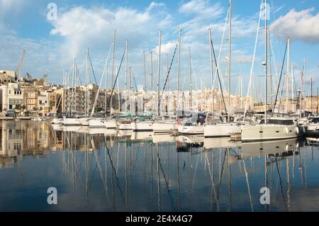 Barche a vela di lusso ormeggiate a Senglea Marina, Valletta - Malta Foto Stock