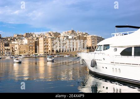 barca a vela di lusso ormeggiata di fronte a Senglea, Malta Foto Stock