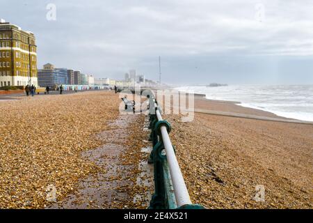 Brighton lungomare coperto di ciottoli e pietre dopo una tempesta, Sussex, Regno Unito Foto Stock