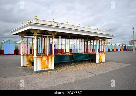 Brighton rifugio fronte mare con capanne sulla spiaggia, Sussex, Regno Unito Foto Stock