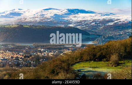 Conwy Mountain, l'estuario del fiume Conwy e sulla destra Conwy Caste. Veifed da Bryn Pydew nel gennaio 2021. Foto Stock