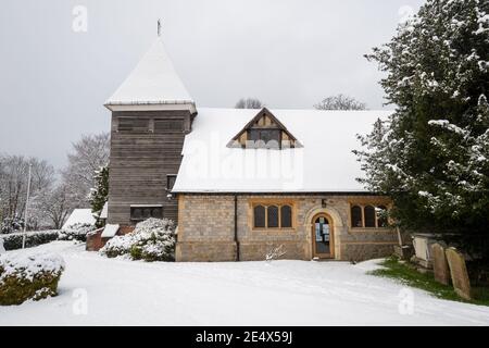 Chiesa di San Pietro a Farnborough, Hampshire, Regno Unito, in inverno con neve Foto Stock