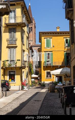 Vivace vicolo nel centro storico di Verona, Italia Foto Stock