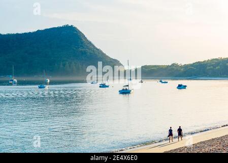 Guardando verso est verso l'alba e la città di Shoal Bay e Tomaree, dirigiti all'ingresso di Port Stephens, New South Wales, Australia Foto Stock