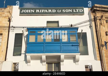 Tradizionale balcone chiuso (gallarija) sulla facciata di JOHN RIPARD & SON LTD a Valletta, Malta Foto Stock