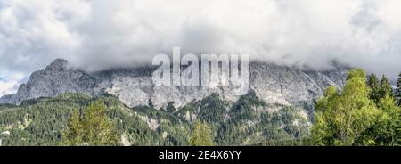 Vista panoramica della nebbia pesante sul monte Zugspitze in estate Germania Foto Stock