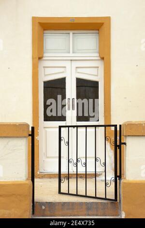 Vittoriosa, Malta - 28 novembre 2011: Pittoresca porta d'ingresso e piccola porta nella città vittoriosa che in congiunzione di Senglea e cospicua forma Foto Stock