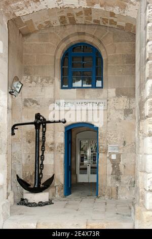 Vittoriosa, Malta - 28 novembre 2011: Il Museo Marittimo di Malta è ospitato all'interno della vecchia panetteria navale di Vittoriosa, che elabora l'histo marittimo di Malta Foto Stock