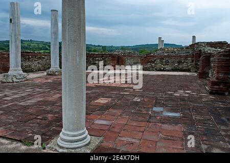 Vista di alcune delle rovine conservate dell'antico complesso romano di palazzi e templi Felix Romuliana, costruito nel 3 ° e 4 ° secolo dall'imperatore romano Foto Stock