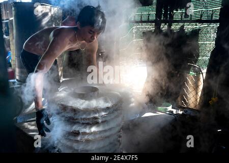 Phan Thiet, Binh Thuan Province, Vietnam - 15 gennaio 2021: Scena di un impianto manuale di produzione di vermicelli di riso fresco (banh Hoi) a Phan Thiet, Foto Stock