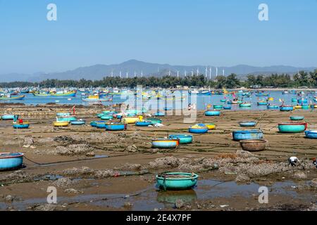 Tuy Phong, provincia di Binh Thuan, Viet Nam - 16 gennaio 2021: Canestro dei pescatori quando non è in mare Foto Stock