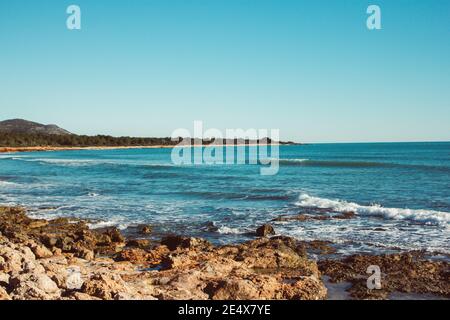 Paesaggio del mare che circonda il Parco Naturale Serra d'Irta sotto la luce del sole a Castellon, Spagna Foto Stock