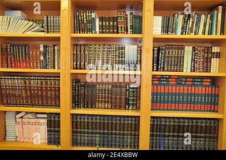 Libreria ebraica libri di preghiera ebraica (Sidur) e opere religiose su uno scaffale in una libreria Foto Stock