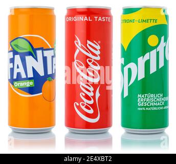 Stoccarda, Germania - 11 gennaio 2021: Coca Cola Coca-Cola Fanta Sprite prodotti limonata bevanda analcolica in lattina isolata su sfondo bianco a Stoccarda Foto Stock