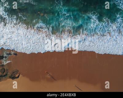 Vista aerea delle onde del mare e della spiaggia di sabbia Foto Stock