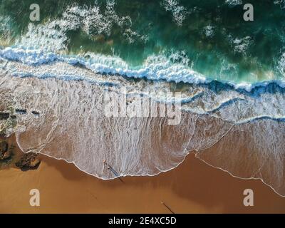 Vista aerea delle onde del mare e della spiaggia di sabbia Foto Stock