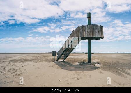 osservatorio in legno per guardare la fauna del delta del ebro, tarragona, catalogna, spagna Foto Stock