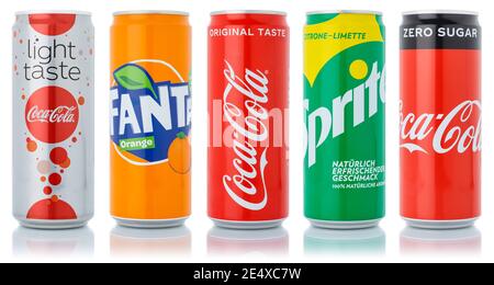 Stoccarda, Germania - 11 gennaio 2021: Coca Cola Coca-Cola Fanta Sprite prodotti limonata bevanda analcolica in lattina isolata su sfondo bianco a Stoccarda Foto Stock