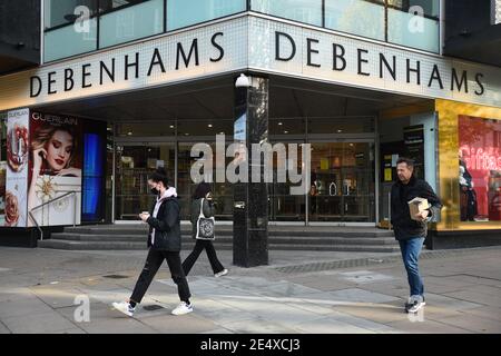 File photo datato 1/12/2020 di Debenhams in Oxford Street, Londra. Il rivenditore di moda online Boohoo ha acquistato il marchio Debenhams e il sito web per £55 milioni in un accordo che vedrà il nome eponimo del grande magazzino sopravvivere, ma l'azienda rimane 118 negozi vicino per il bene. Data di emissione: Lunedì 25 gennaio 2021. Foto Stock