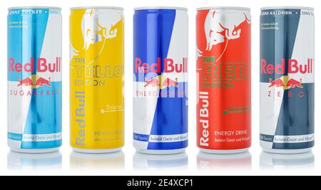 Stoccarda, Germania - 15 gennaio 2021: Red Bull Energy bevande prodotti limonata soft drink in fila lattine isolate su sfondo bianco a Stoccarda i. Foto Stock