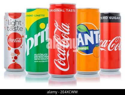 Stoccarda, Germania - 11 gennaio 2021: Coca Cola Coca-Cola Fanta Sprite prodotti limonata bevanda analcolica in lattina isolata su sfondo bianco a Stoccarda Foto Stock