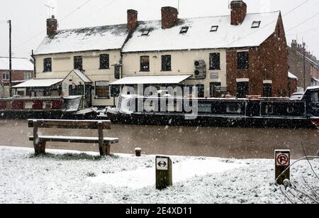 Il Cape of Good Hope pub sul Canal Grand Union in tempo nevoso, Warwick, Warwickshire, Inghilterra, Regno Unito Foto Stock