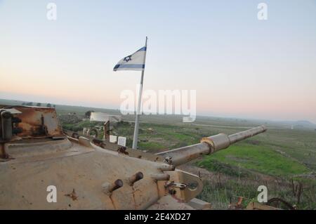 Serbatoio israeliano come monumento ai soldati caduti nella battaglia di Tel Saqi [Tel Saki Tel a-Saqi], Golan Heights nell'ottobre 1973 - la guerra di Yom Kippur Foto Stock