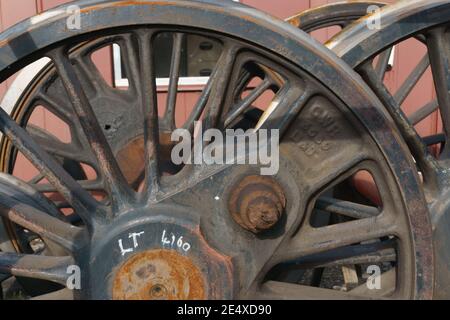 Ruote motrici per locomotori presso le officine e ripari su Llangollen Stazione ferroviaria Galles del Nord Foto Stock