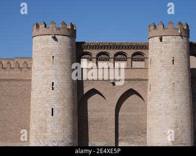 Mura con torri di palazzo nella città europea di Saragossa Spagna Foto Stock