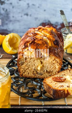 Pane di miele, limone e noci pecan su un tavolo Foto Stock