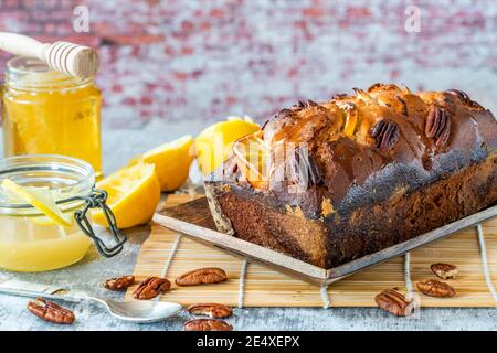 Miele, limone e noce di pecan su sfondo rustico Foto Stock