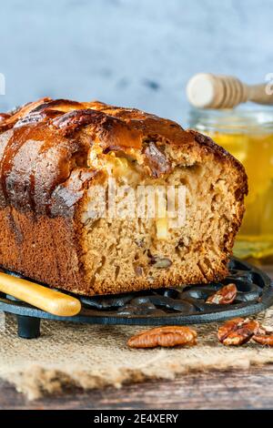 Pane di miele, limone e noci pecan su un tavolo Foto Stock