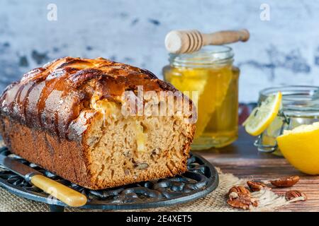 Pane di miele, limone e noci pecan su un tavolo Foto Stock