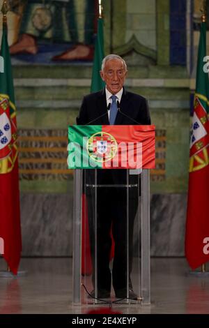 (210125) -- LISBONA, 25 gennaio 2021 (Xinhua) -- Marcelo Rebelo de Sousa si rivolge alla nazione dopo aver vinto le elezioni presidenziali portoghesi a Lisbona, Portogallo, il 24 gennaio 2021. Il presidente portoghese in carica Marcelo Rebelo de Sousa è stato rieletto alle elezioni presidenziali di domenica, risultati parziali dimostrati. L'altro quinquennio di Rebelo de Sousa inizierà il 9 marzo 2021. (Foto di Pedro Fiuza/Xinhua) Foto Stock