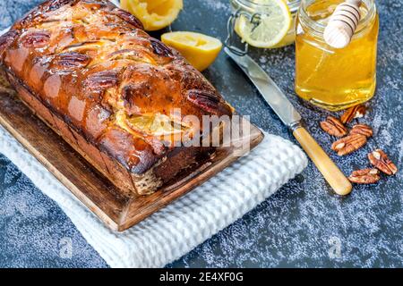 Pane al miele, limone e noci pecan - vista dall'alto Foto Stock