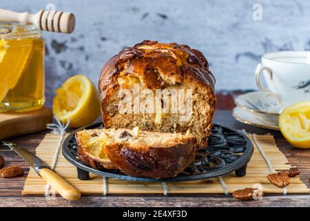 Pane di miele, limone e noci pecan su un tavolo Foto Stock