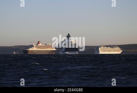 Luglio 2020: Navi da crociera ancorate a Weymouth come risultato della pandemia COVID-19 Foto Stock