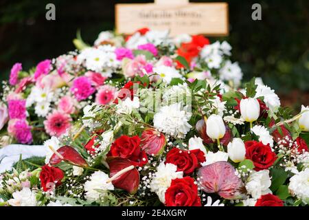 fiori colorati su una tomba dopo un funerale Foto Stock