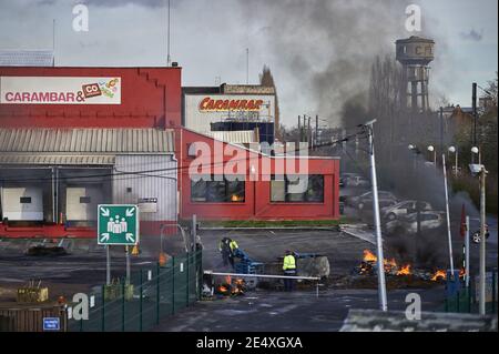 I dipendenti della Carambar Marcq-en-Barœul hanno bloccato gli ingressi alla fabbrica e hanno smesso di lavorare da venerdì scorso, il 22 gennaio 2021 a Marcq-en-Baroeul, vicino a Lille, Francia. L'oggetto della loro rabbia : le condizioni in cui il trasferimento della loro fabbrica storica nel sito di Bondues di Lutti, a otto chilometri di distanza, ora nelle mani di Eurazeo, lo stesso gruppo di Carambar. Foto di Blanquart C/ANDBZ/ABACAPRESS.COM Foto Stock