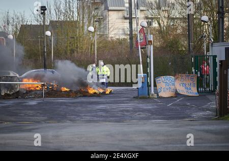 I dipendenti della Carambar Marcq-en-Barœul hanno bloccato gli ingressi alla fabbrica e hanno smesso di lavorare da venerdì scorso, il 22 gennaio 2021 a Marcq-en-Baroeul, vicino a Lille, Francia. L'oggetto della loro rabbia : le condizioni in cui il trasferimento della loro fabbrica storica nel sito di Bondues di Lutti, a otto chilometri di distanza, ora nelle mani di Eurazeo, lo stesso gruppo di Carambar. Foto di Blanquart C/ANDBZ/ABACAPRESS.COM Foto Stock